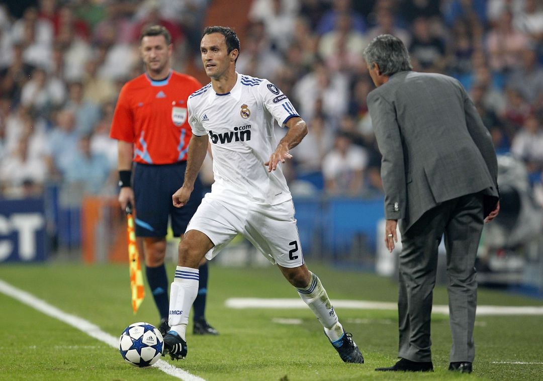 José Mourinho da órdenes a Ricardo Carvalho con el Real Madrid