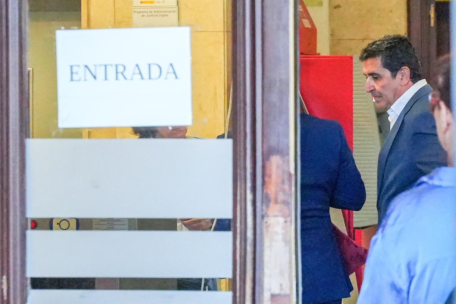 Antonio Maestra entrando en la Audiencia de Sevilla