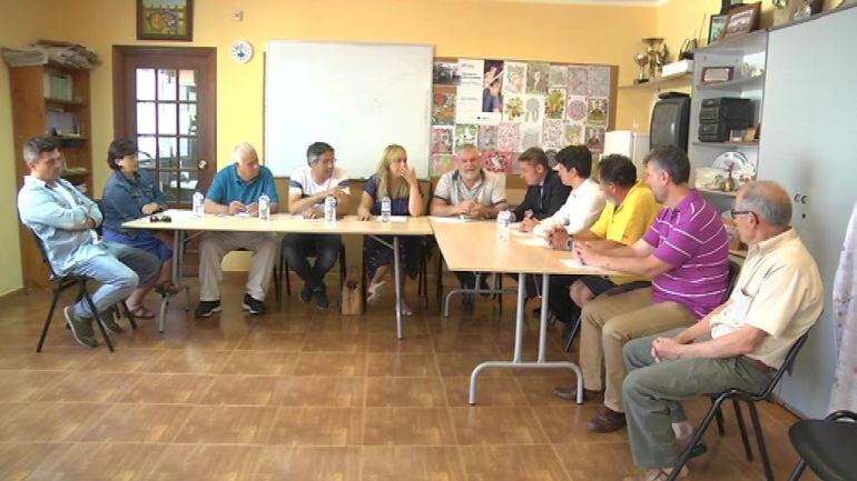 Los vecinos de Teis y Chapela reunidos con el Partido Popular de Vigo en la AA.VV de Teis. 