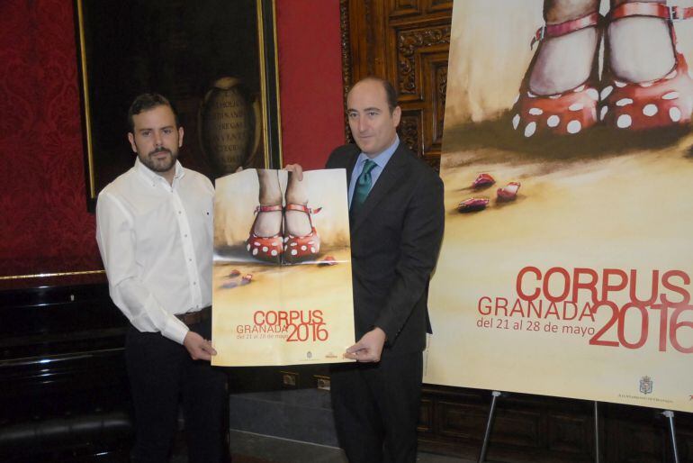 El autor del cartel del Corpus 2016, Pablo García Ávila, junto al portavoz del equipo de Gobierno, Juan García Montero, durante el acto de presentación.