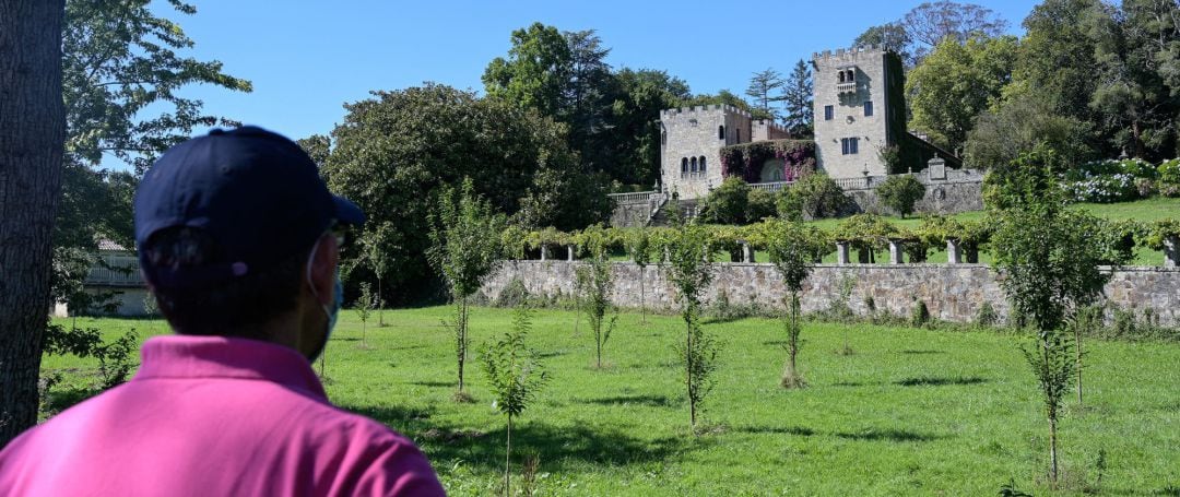 Un hombre observa la fachada del Pazo de Meirás