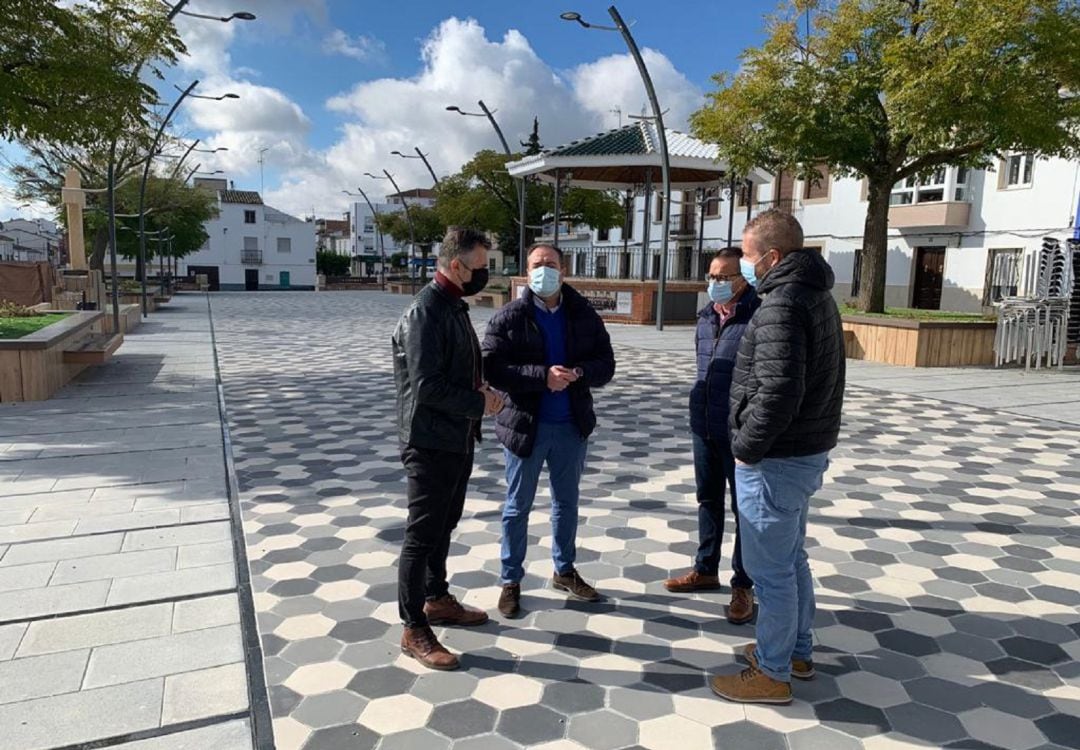 El diputado de Infraestructuras Municipales, José Luis Agea, y el alcalde de la localidad, Luis Miguel López, junto a otros miembros de la corporación municipal visitaron las obras