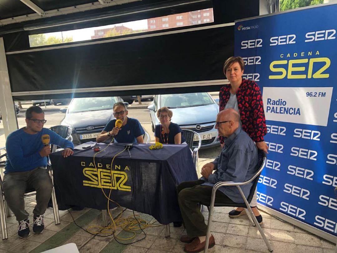 Parte del equipo de Radio Gurugú estuvo presente en el programa que hizo Radio Palencia en exteriores