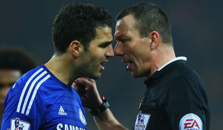 Cesc Fábregas discute con el árbitro del paritdo entre Sunderland y Chelsea, que ha terminado con empate a cero goles.