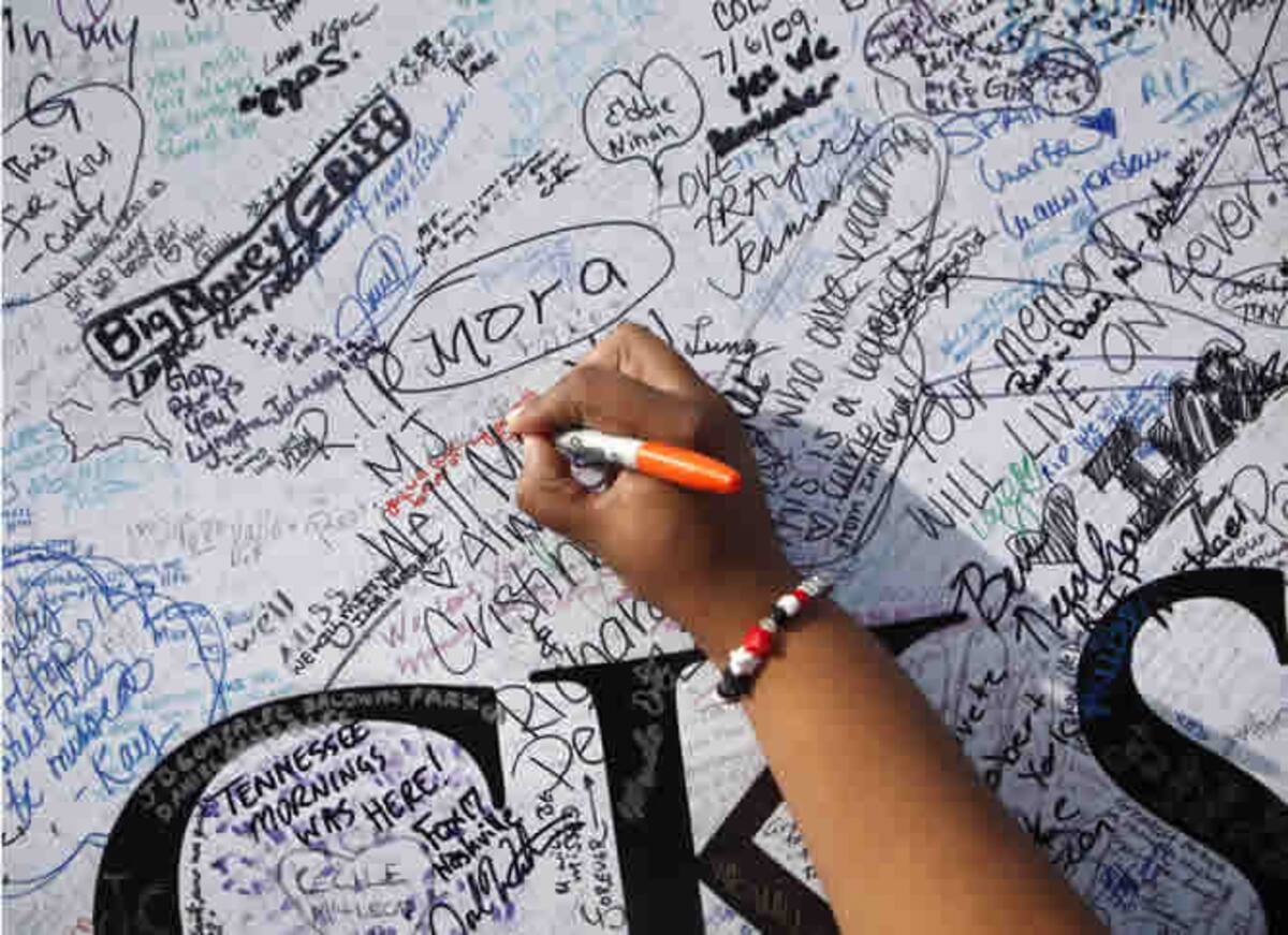 Los fans han escrito mensajes de despedida en dos paneles blancos que se colocaron con este objetivo, los mismos que posteriormente serán trasladados a Neverland