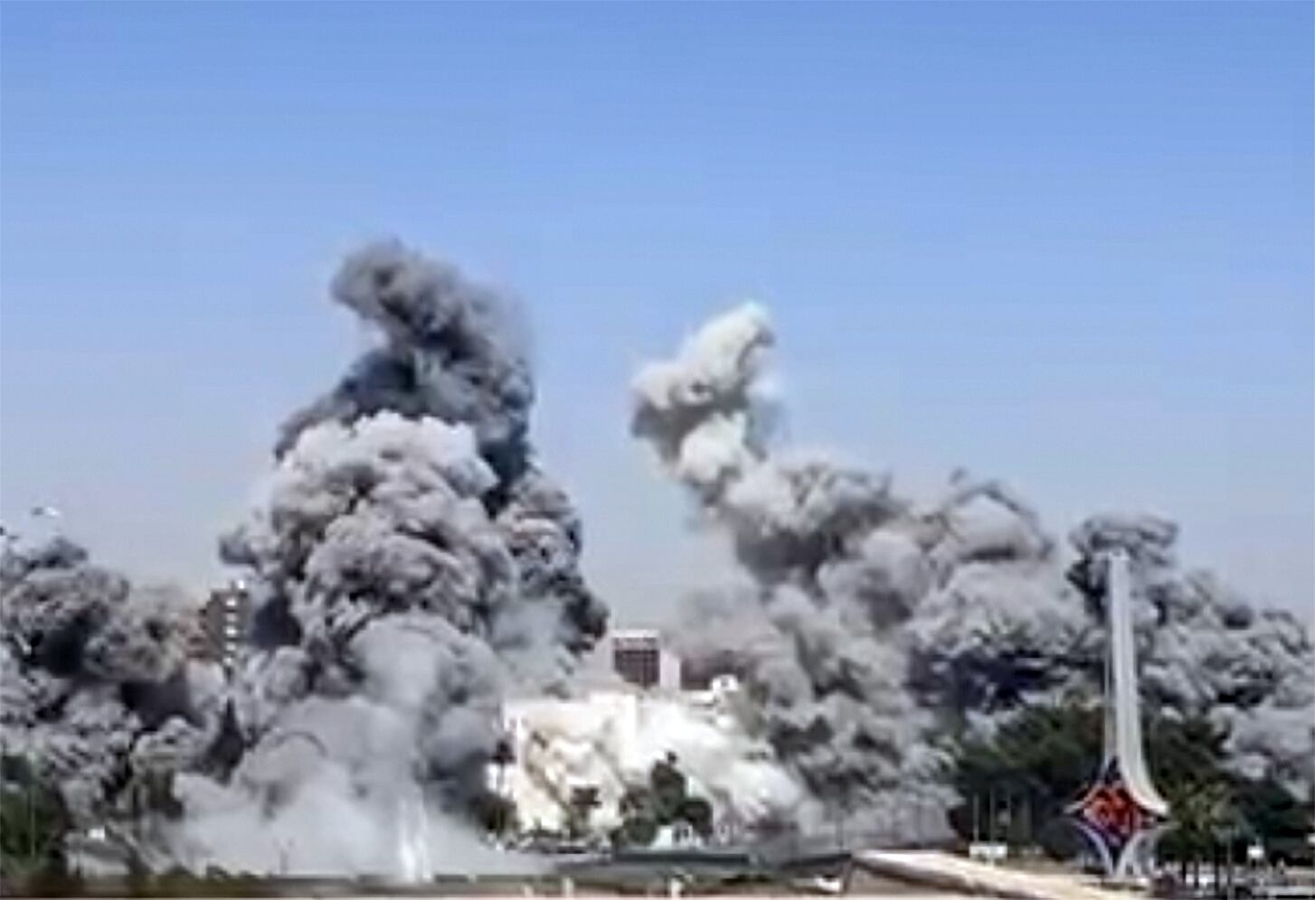 Humo en el Complejo del Estado Mayor del ejército sirio tras múltiples ataques aéreos israelíes en Damasco.