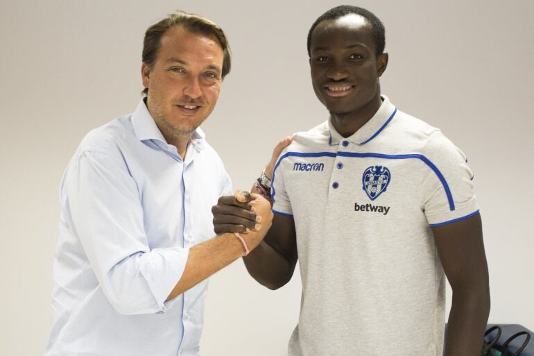 Raphael Dwamena, junto a Quico Catalán, en la firma de su contrato