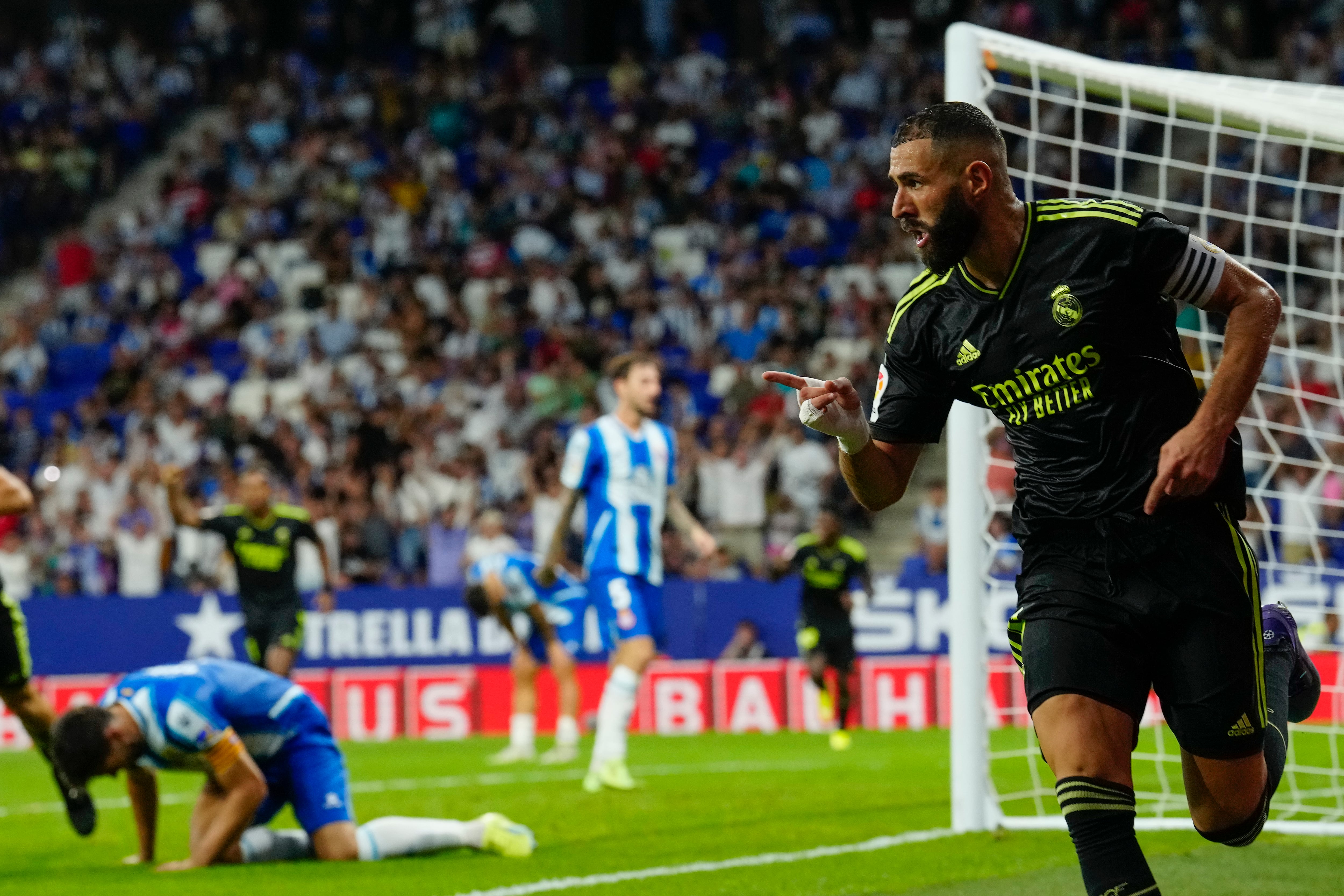 El delantero del Real Madrid Karim Benzema celebra su gol durante el partido de la tercera jornada de LaLiga que RCD Espanyol y Real Madrid juegan hoy domingo en el RCDE Stadium.