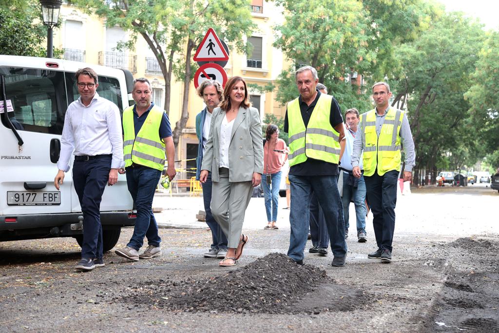 La alcaldesa de Valencia, María José Catalá, visita las obras de la segunda fase de renovación de calzada y aceras de la ciudad