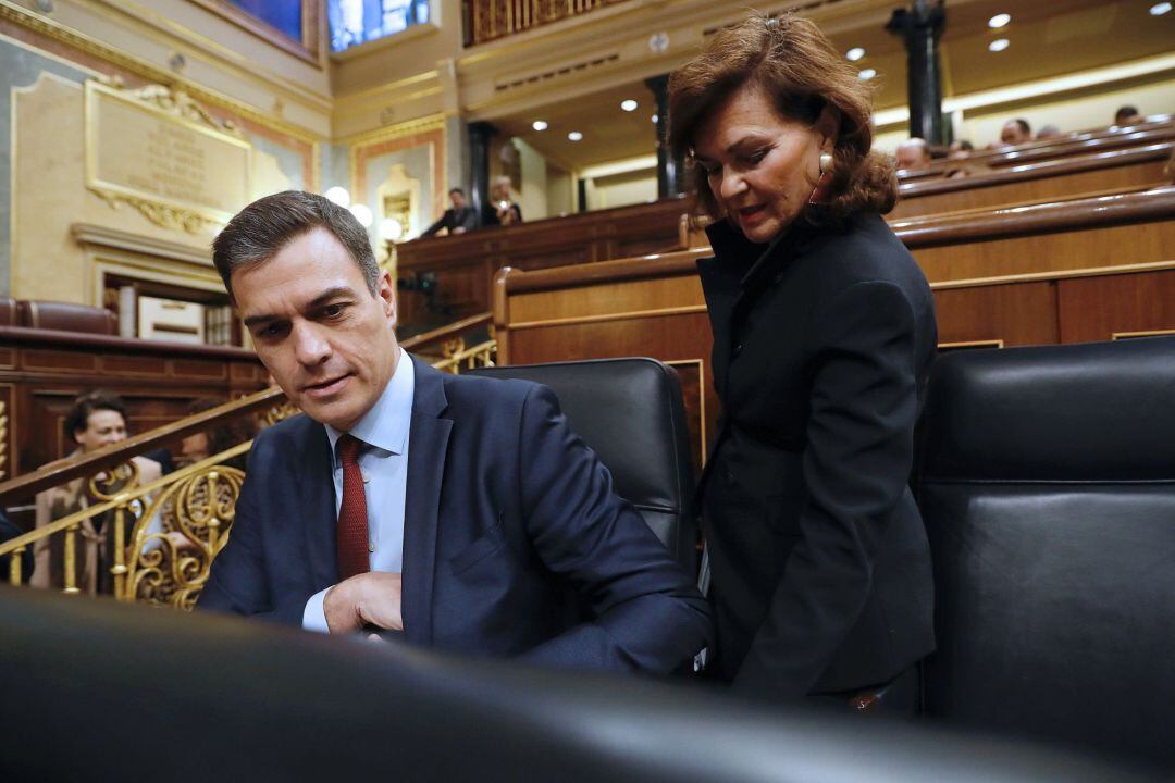 El presidente del Gobierno, Pedro Sánchez, junto a la vicepresidenta, Carmen Calvo.