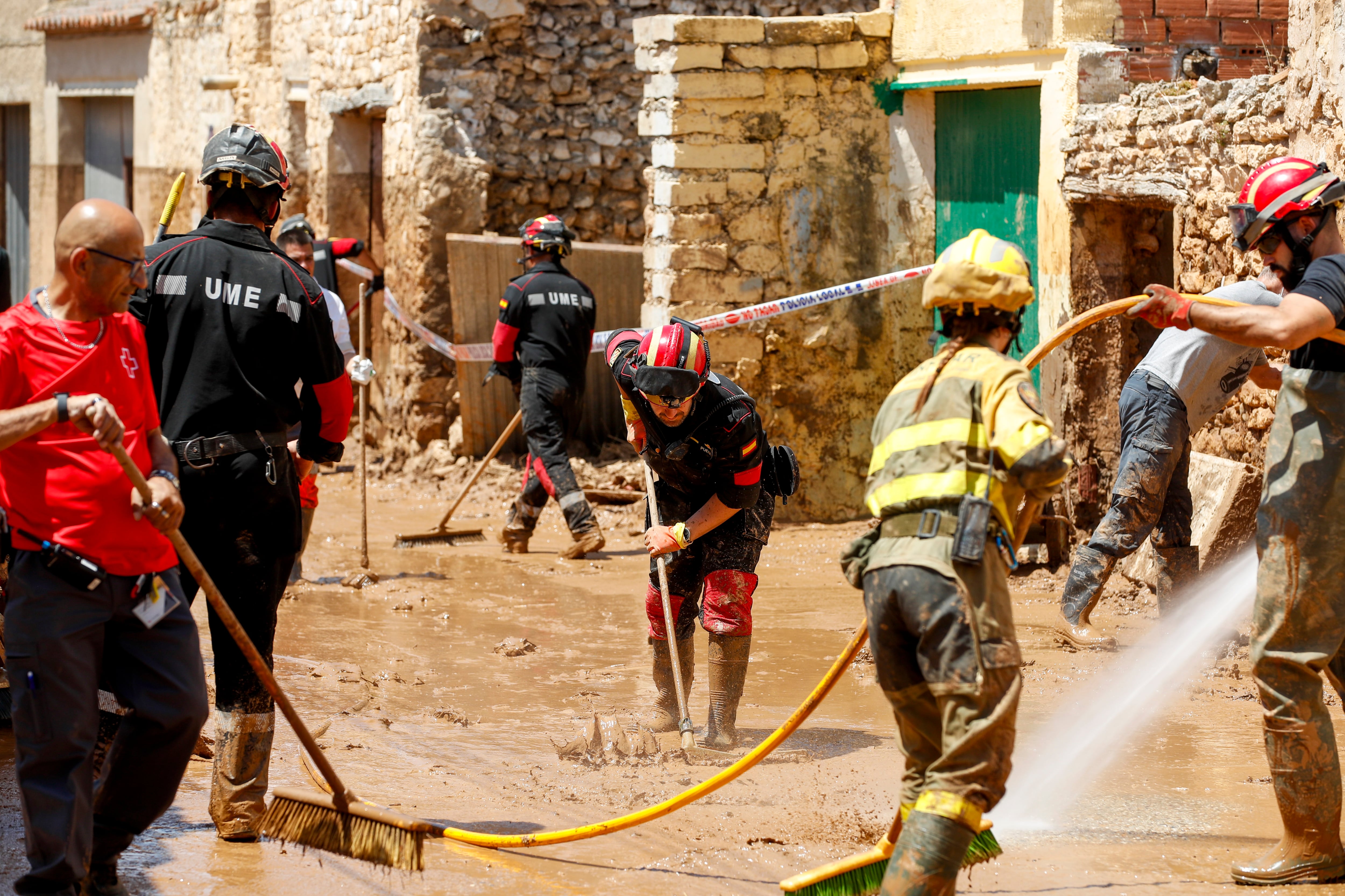 FOTODELDÍA AZUARA (ZARAGOZA), 17/06/2025.- Efectivos de la Unidad Militar de Emergencias (UME) en labores de limpieza en la localidad zaragozana de Azuara, una de las más golpeadas por las inundaciones que han provocado las lluvias. Un amplio operativo de casi 300 efectivos entre bomberos, técnicos, personal sanitario y la UME está desplegado para atender la emergencia tras las intensas tormentas que el pasado viernes descargaron en una docena de municipios aragoneses y provocaron importantes daños en infraestructuras, viviendas y abastecimiento de agua. EFE/ Javier Belver