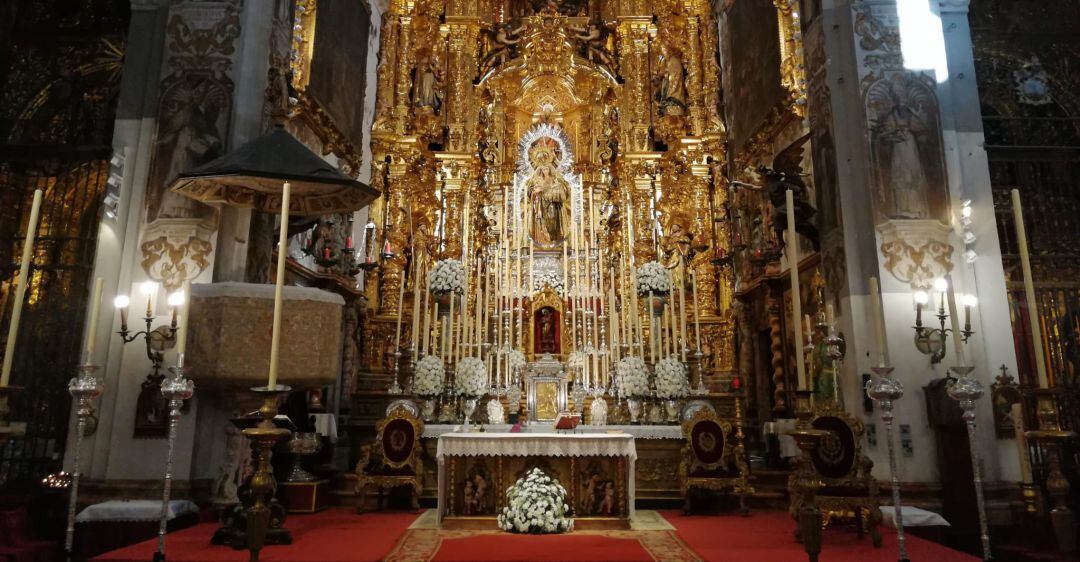 La Virgen del Amparo en su altar de triduo en la Magdalena