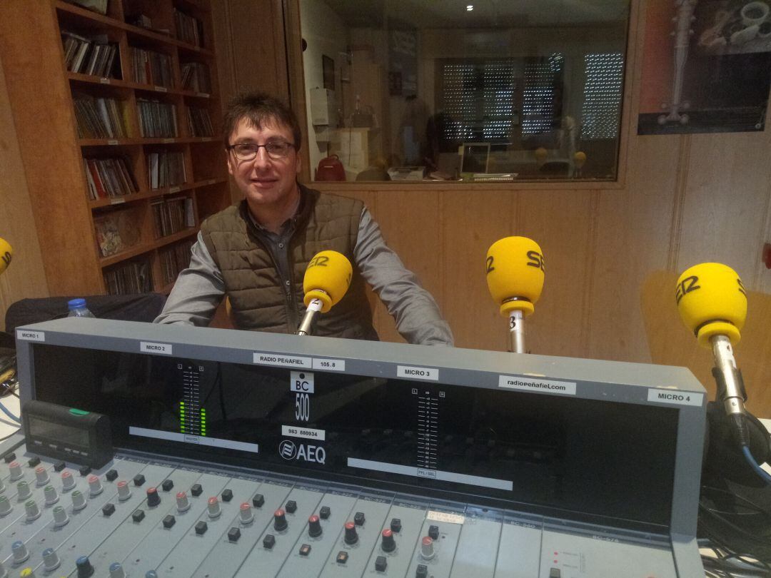 El concejal Tomás Veganzones en el estudio de Radio Peñafiel