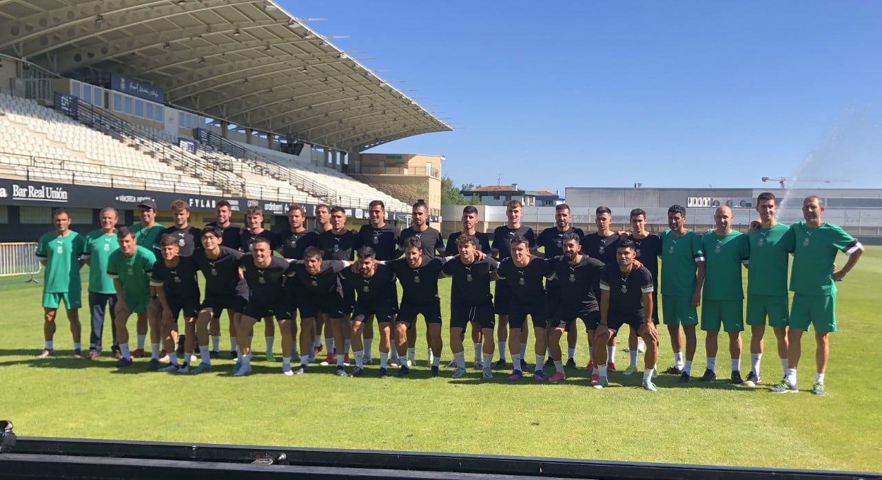 La plantilla del Real Unión 22-23 posa en el Stadium Gal