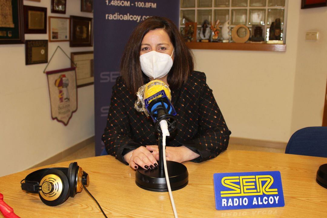 La alcaldesa de Onil, Humi Guill, en los estudios centrales de Radio Alcoy
