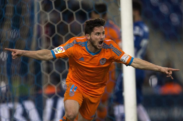 GRA305. CORNELLÀ-EL PRAT (BARCELONA), 08/02/2015.- El delantero argentino del Valencia Pablo Piatti celebra el gol que acaba de marcar, el primero de su equipo durante frente al Espanyol de la vigésima segunda jornada de la Liga de Primera División que se juega hoy en el Power 8 Stadium de Cornellà-El Prat (Barcelona). EFE/Alejandro García