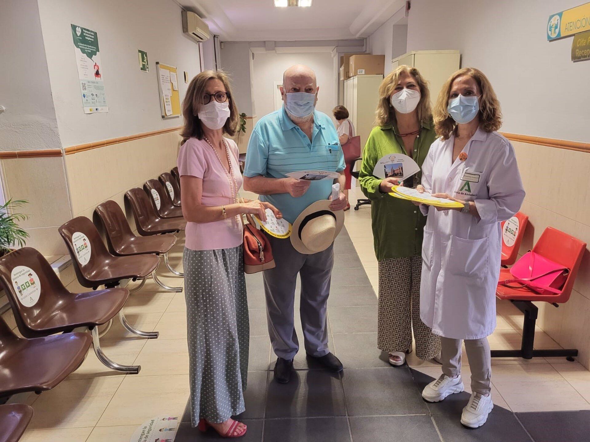 El Centro de Salud Marqueses de Linares reparte 500 abanicos con medidas de prevención ante las altas temperaturas