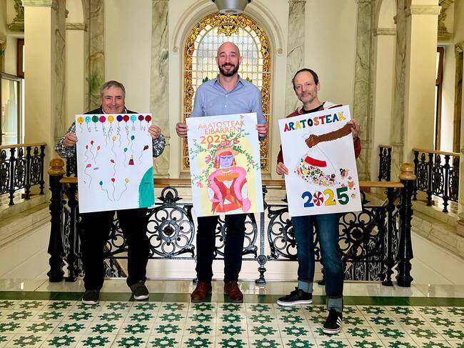 De izquierda a derecha: Patxi Lejardi sujeta 'Gora Puxikak', Jon Iraola con 'ZaharEtaBerri' y Asier López , técnico de cultura, con 'Hartzaren mozorro gozoak' / Radio Eibar