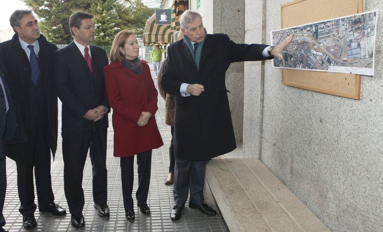 Pastor y Catalá, acompañados por Mariscal, durante su visita a la estación de tren convencional de Cuenca