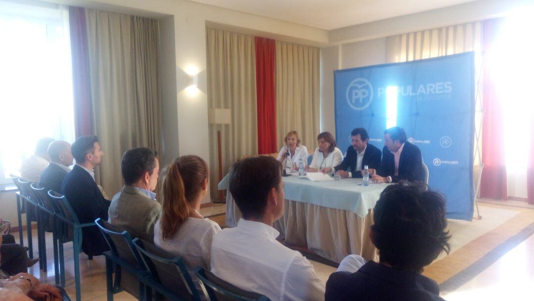 Reunión del PP con el sector de los apartamentos turísticos, en Xàbia.