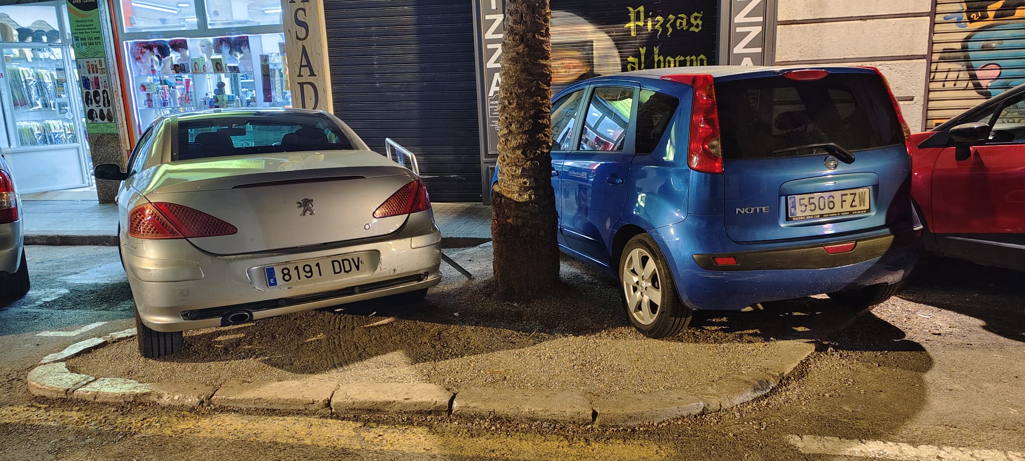 Los vecinos de La Roqueta denuncian que los coches aparcan de forma continua en lugares incorrectos.