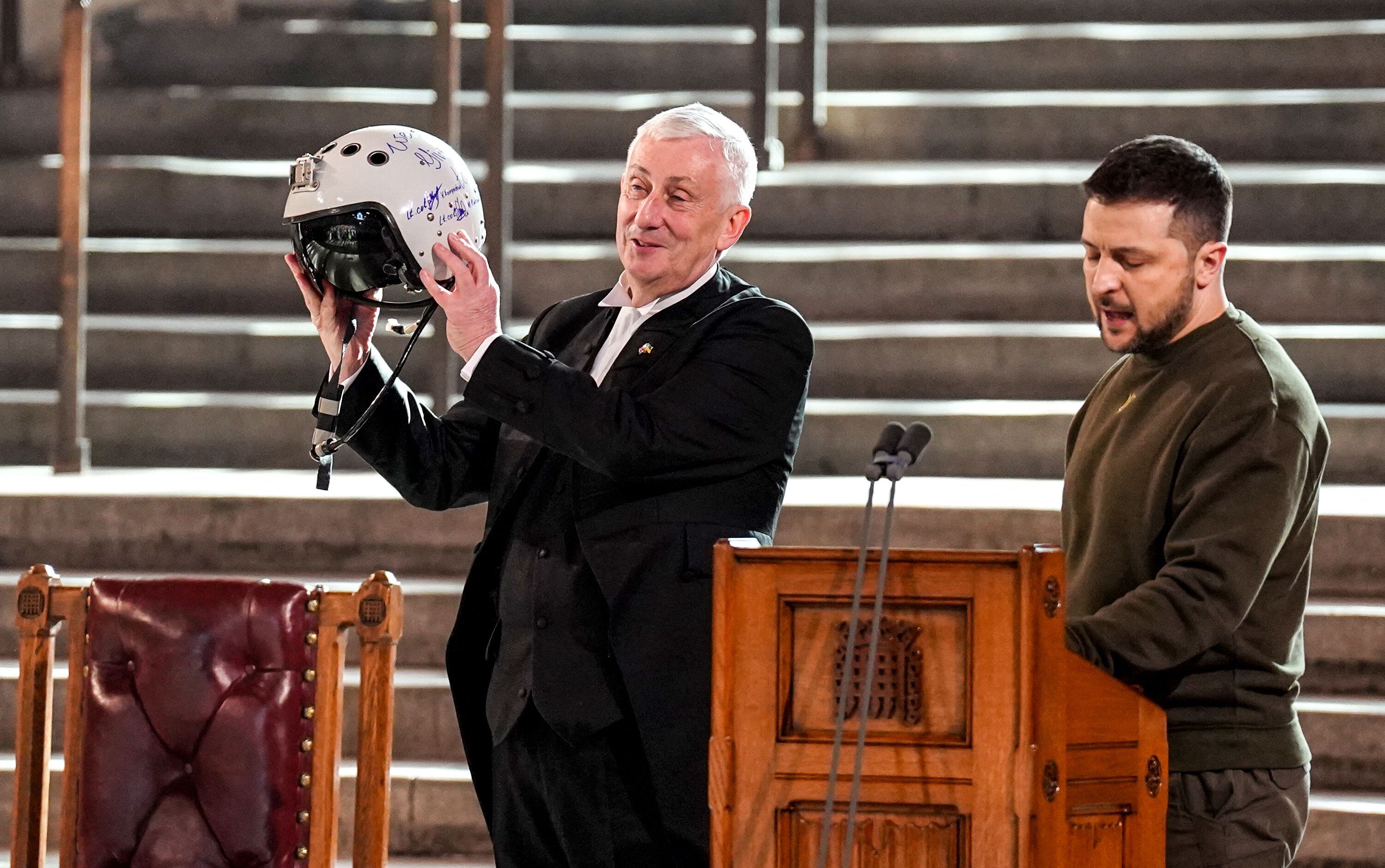 El presidente de Ucrania, Volodomir Zelenski, regala al presidente de la Cámara de los Comunes, Lindsay Hoyle, un casco de piloto de las Fuerzas Armadas ucranianas