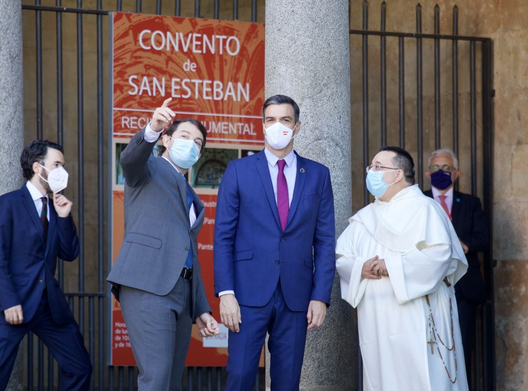 El presidente del Gobierno, Pedro Sánchez, junto al presidente de la Junta de Castilla y León, Alfonso Fernández Mañueco