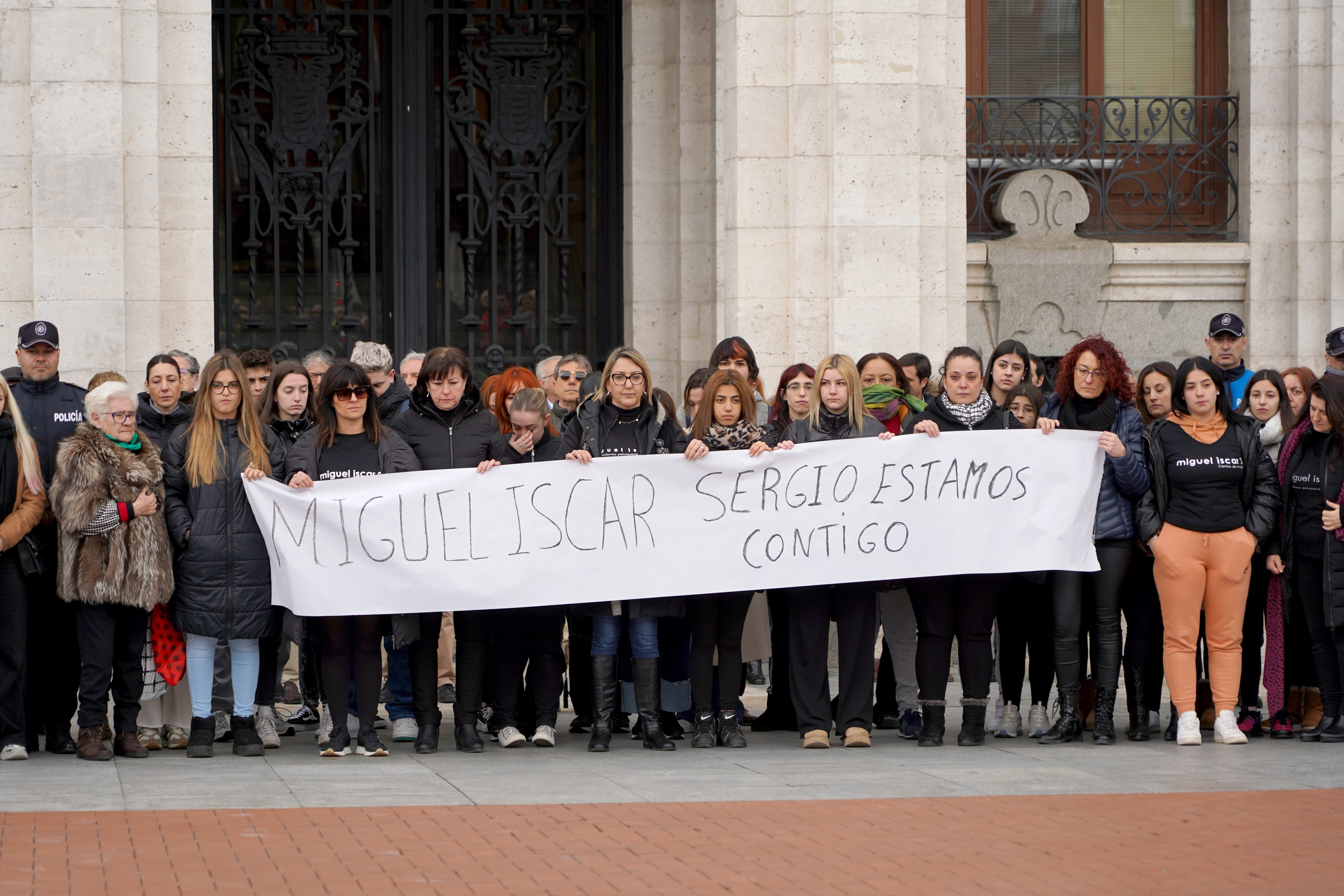 El alcalde de Valladolid, Jesús Julio Carnero, participa, junto al resto del equipo de Gobierno, en un minuto de silencio que tiene lugar en homenaje al joven vallisoletano fallecido recientemente en Burgos