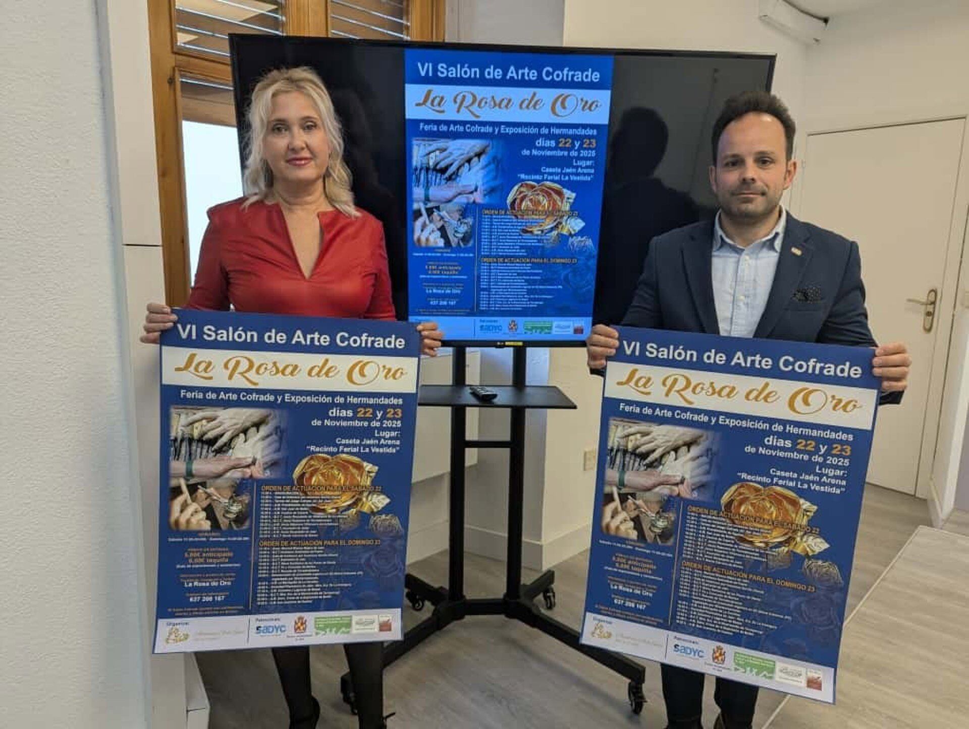 La concejala de Cultura y Turismo, María Espejo (JM+) acompañada de Miguel Ángel Alcántara, durante la presentación del Salón Cofrade de Jaén.