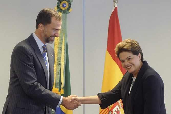 El príncipe de Asturias, Felipe de Borbón, saluda a la presidenta brasileña, Dilma Rousseff (d), durante la reunión que han mantenido ambos en el Palacio del Planalto de Brasilia (Brasil) en la jornada posterior a la investidura de Rousseff, quien ha dedi