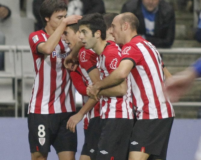 Los jugadores del Athlétic de Bilbao celebran el primer gol del equipo, conseguido por Óscar de Marcos (2i), durante el partido, correspondiente a la ida de los dieciseisavos de final de la Copa del Rey