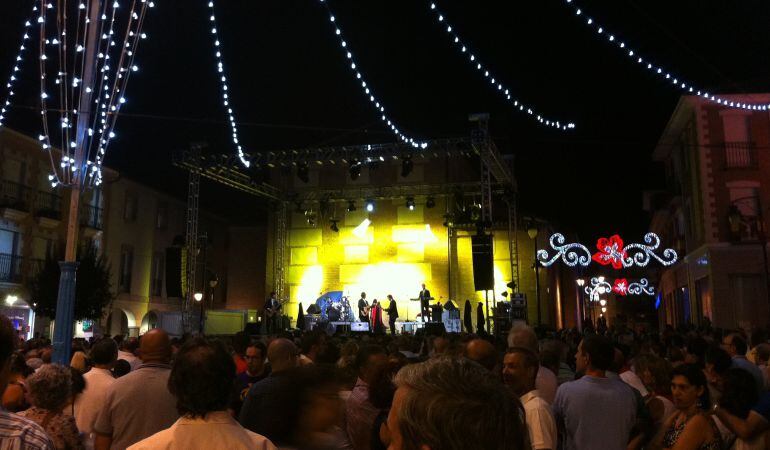 La Plaza de la Constitución de San Sebastián de los Reyes acoge todas las noches actuaciones y baile con orquesta totalmente gratis durante las fiestas