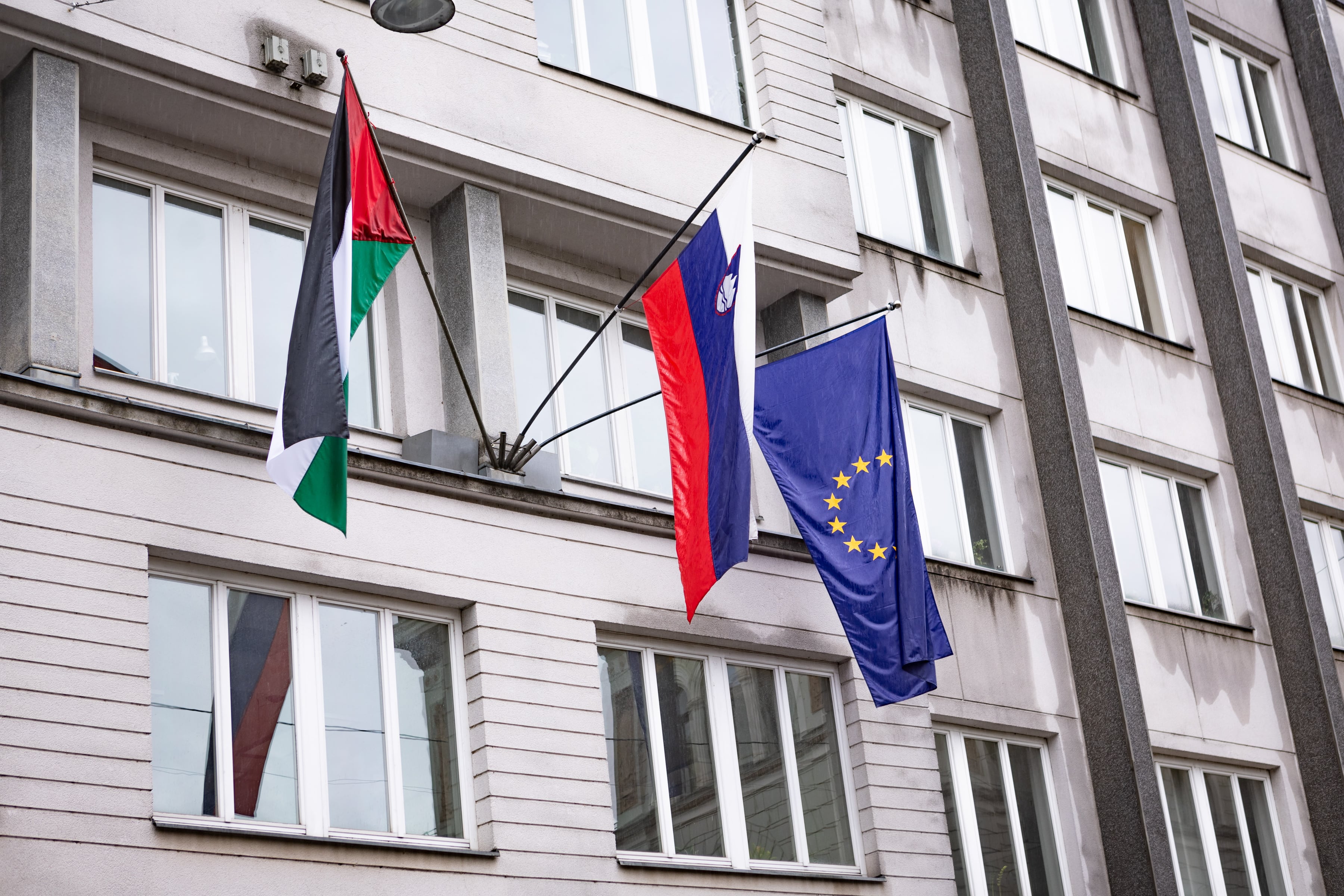 La bandera de Palestina junto a la de Eslovenia y la de la UE en un edificio del Gobierno en Liubliana