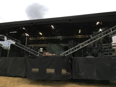 El escenario de Cañón semi plegado a la espera de que el viento sople con menos fuerza en Grisuela de Aliste (Zamora)