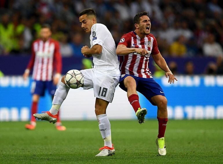 Koke y Lucas Vázquez luchan el balón en la final de la Champions de Milán.