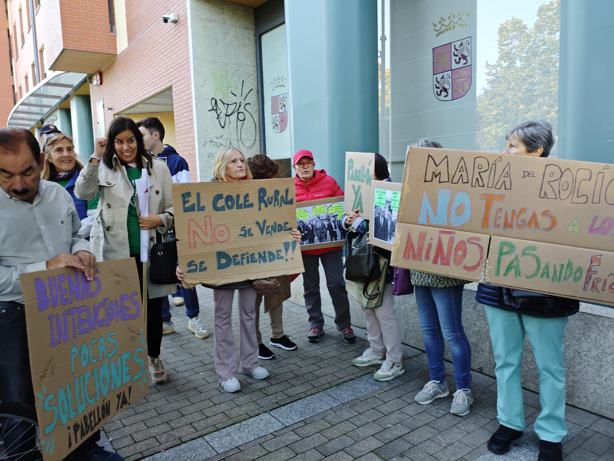 Protestas frente a la sede de la Junta