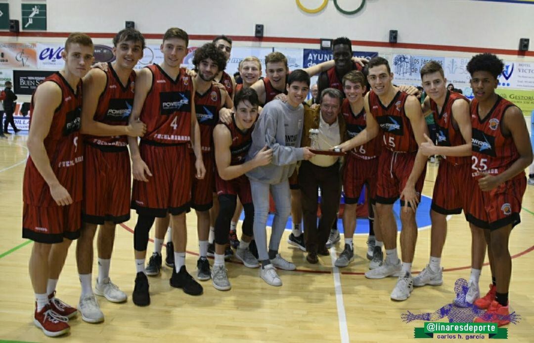 Jugadores del Fuenlabrada festejan el triunfo en el torneo con el alcalde