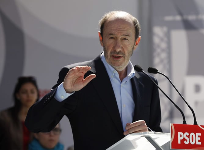 El Secretario General del PSOE, Alfredo Perez Rubalcaba, en un mitin en El Ejido, junto con el cabeza de lista socialista al Parlamento Andaluz por Almería, José Luis Sánchez Teruel (EFE)