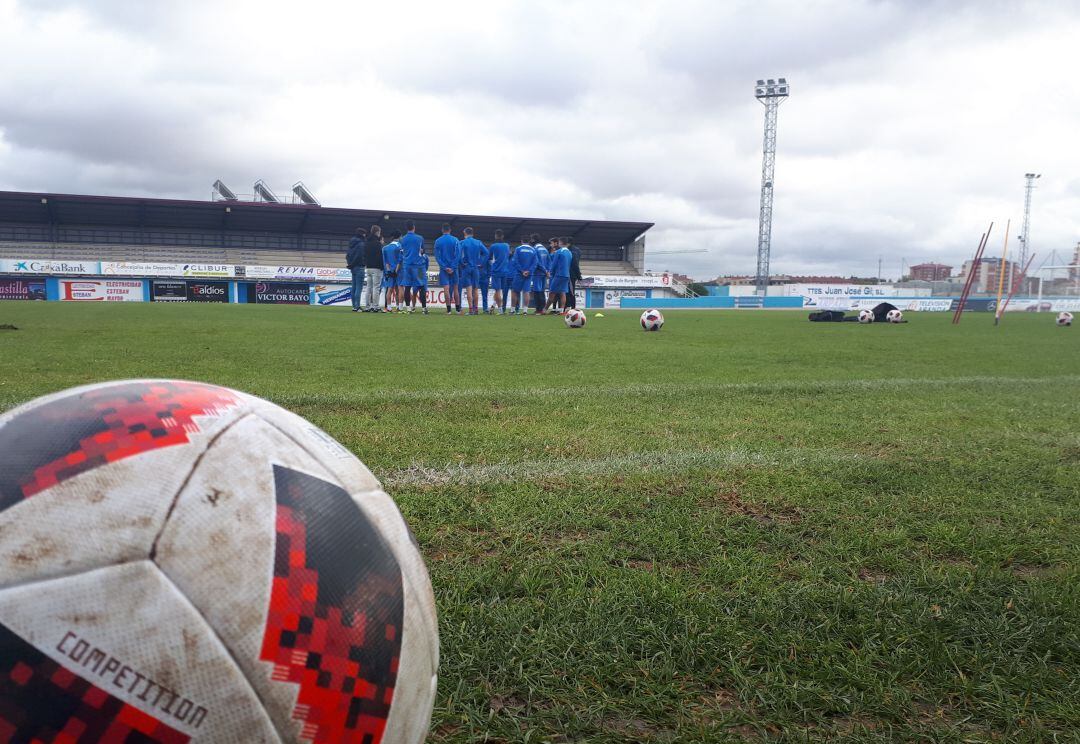 La plantilla blanquiazul escucha las consignas de Álvarez de los Mozos en la última sesión de la semana.