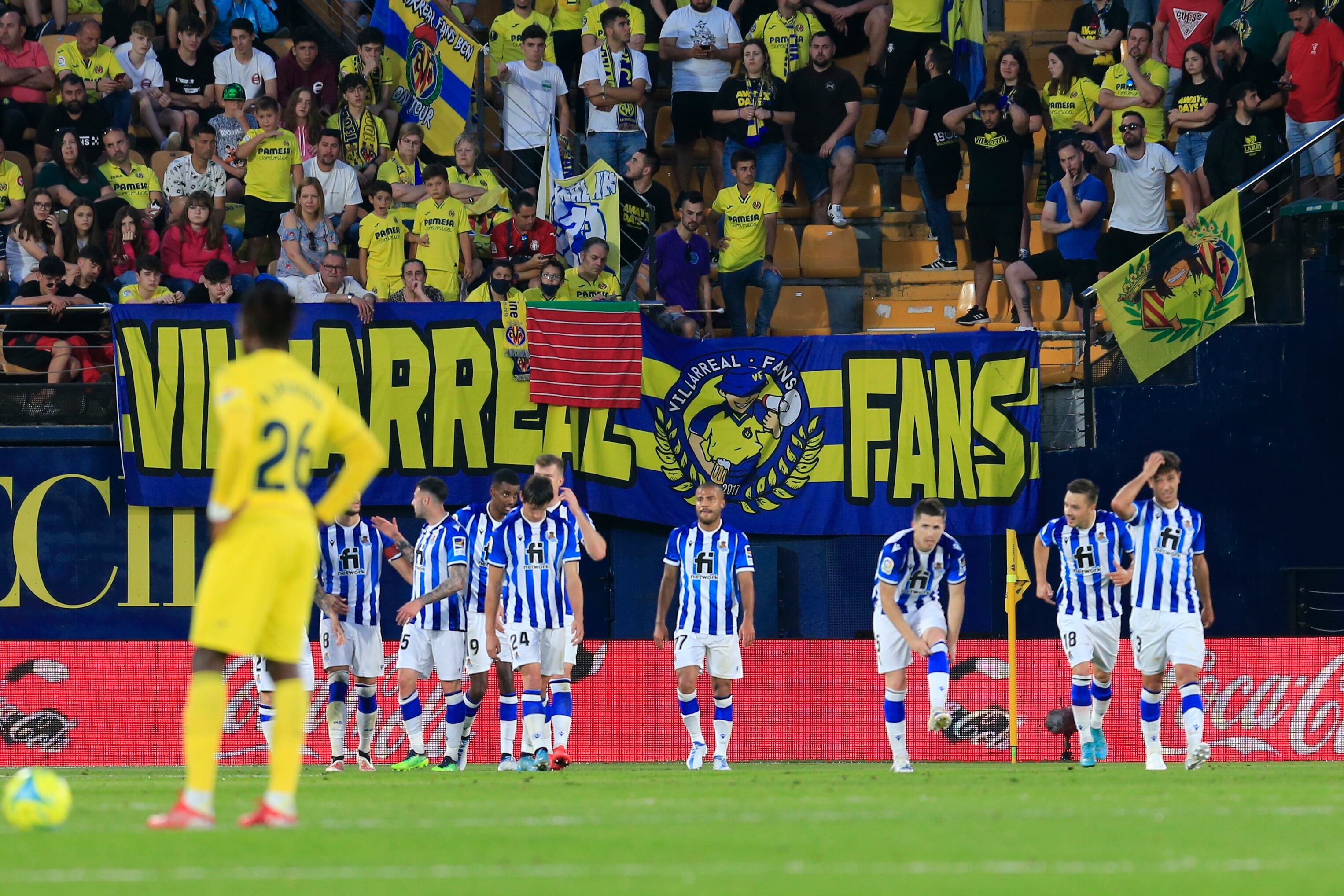 VILLARREAL (CASTELLÓN), 15/05/2022.- Los jugadores de la REal Sociedad celebran el segundo gol de su equipo durante el encuentro correspondiente a la jornada 37 de primera división que disputan hoy domingo frente a la Real Sociedad en el estadio de La Cerámica, en Villarreal. EFE/Domenech Castelló
