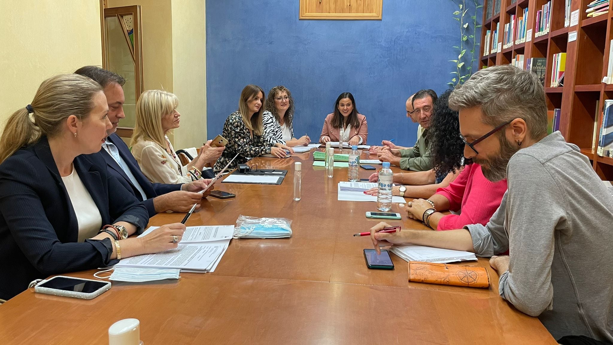 La concejala de Políticas Sociales, Ángeles Díaz (en el centro al final de la foto), durante la reunión del Patronato de Servicios Sociales.