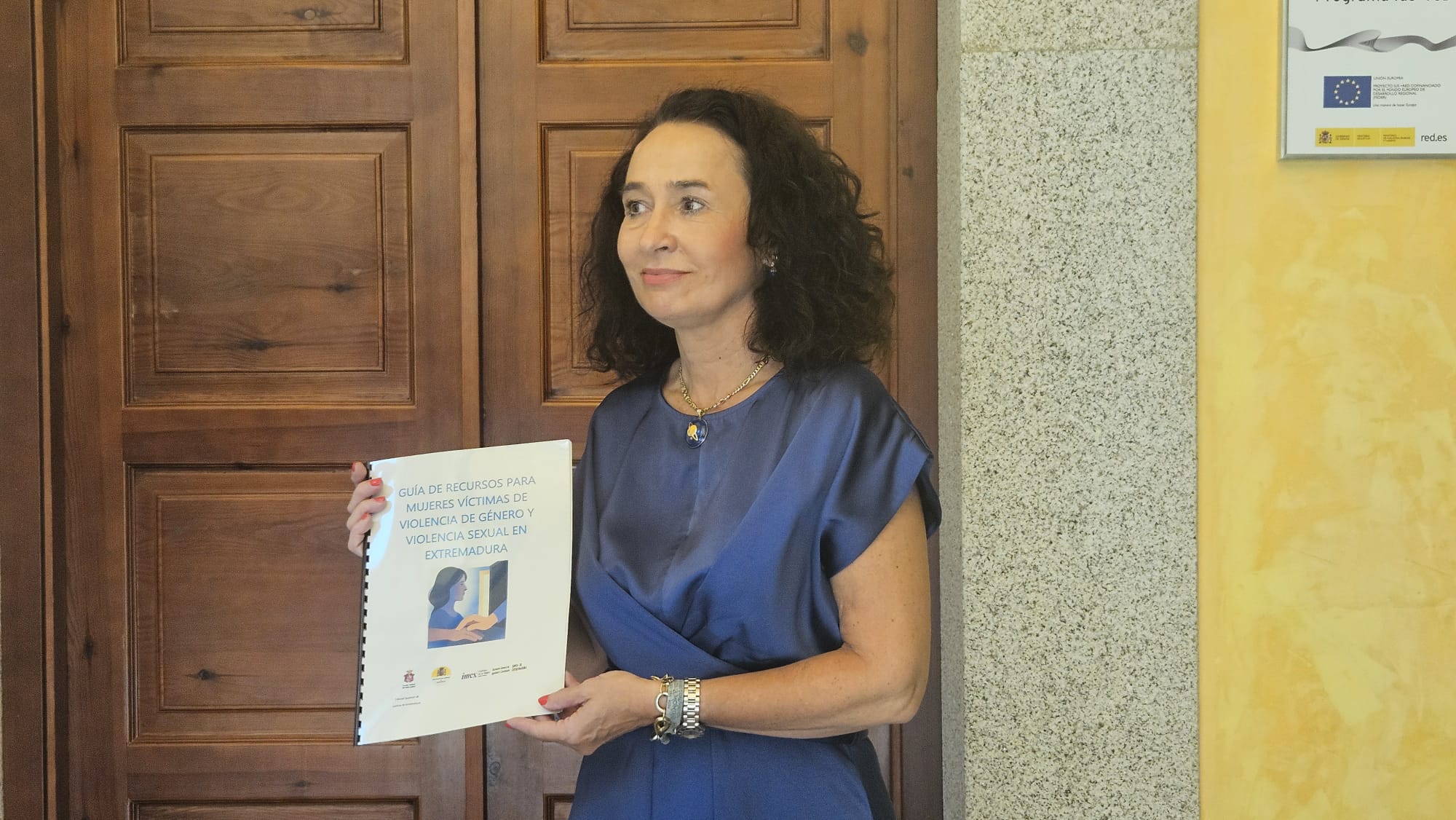 María Félix Tena, presidenta del TSJEx, con la nueva guía de recursos para víctimas de violencia de género
