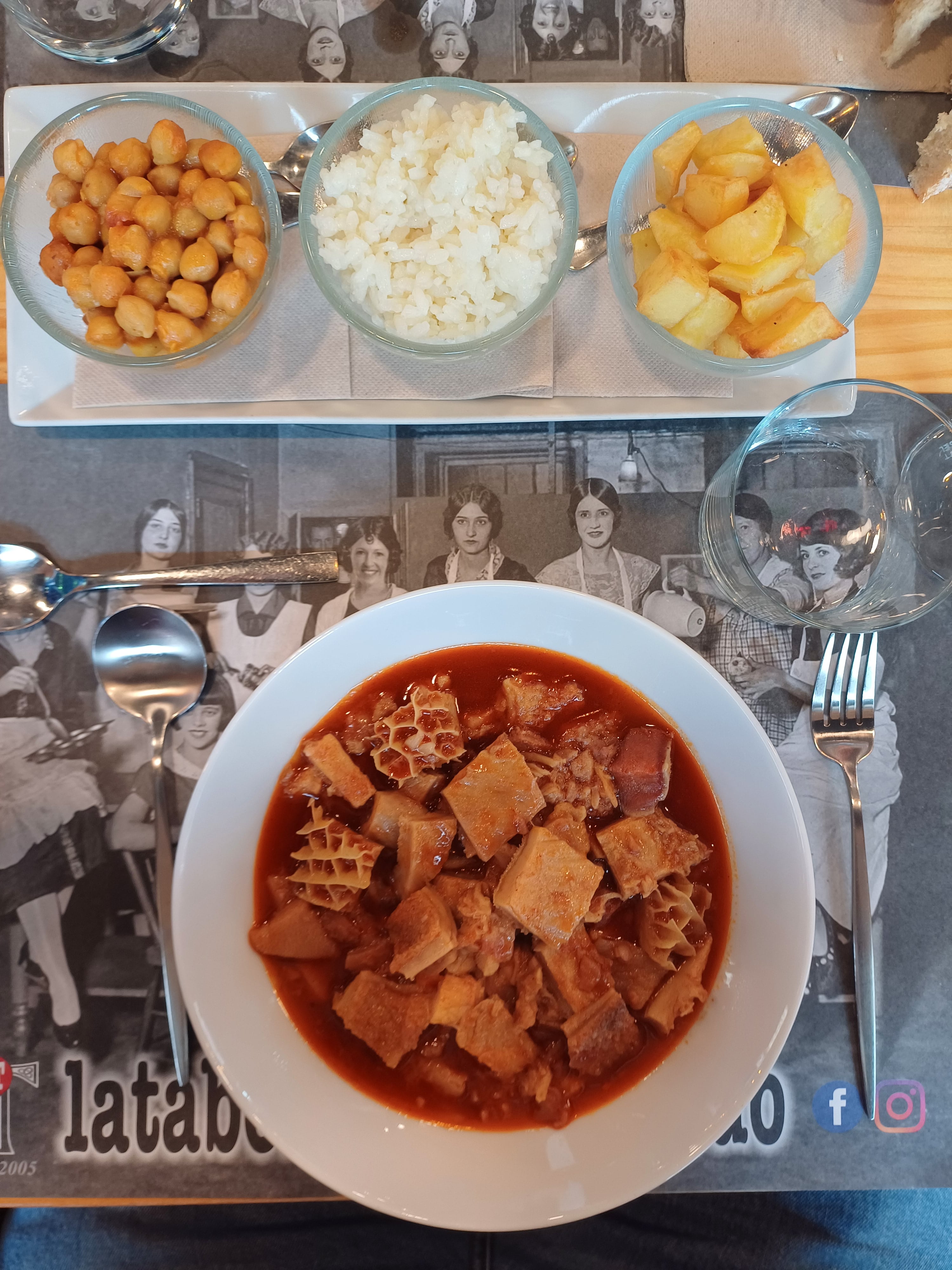 Los callos de La Tabernita se sirven con arroz, garbanzos y patatas fritas.