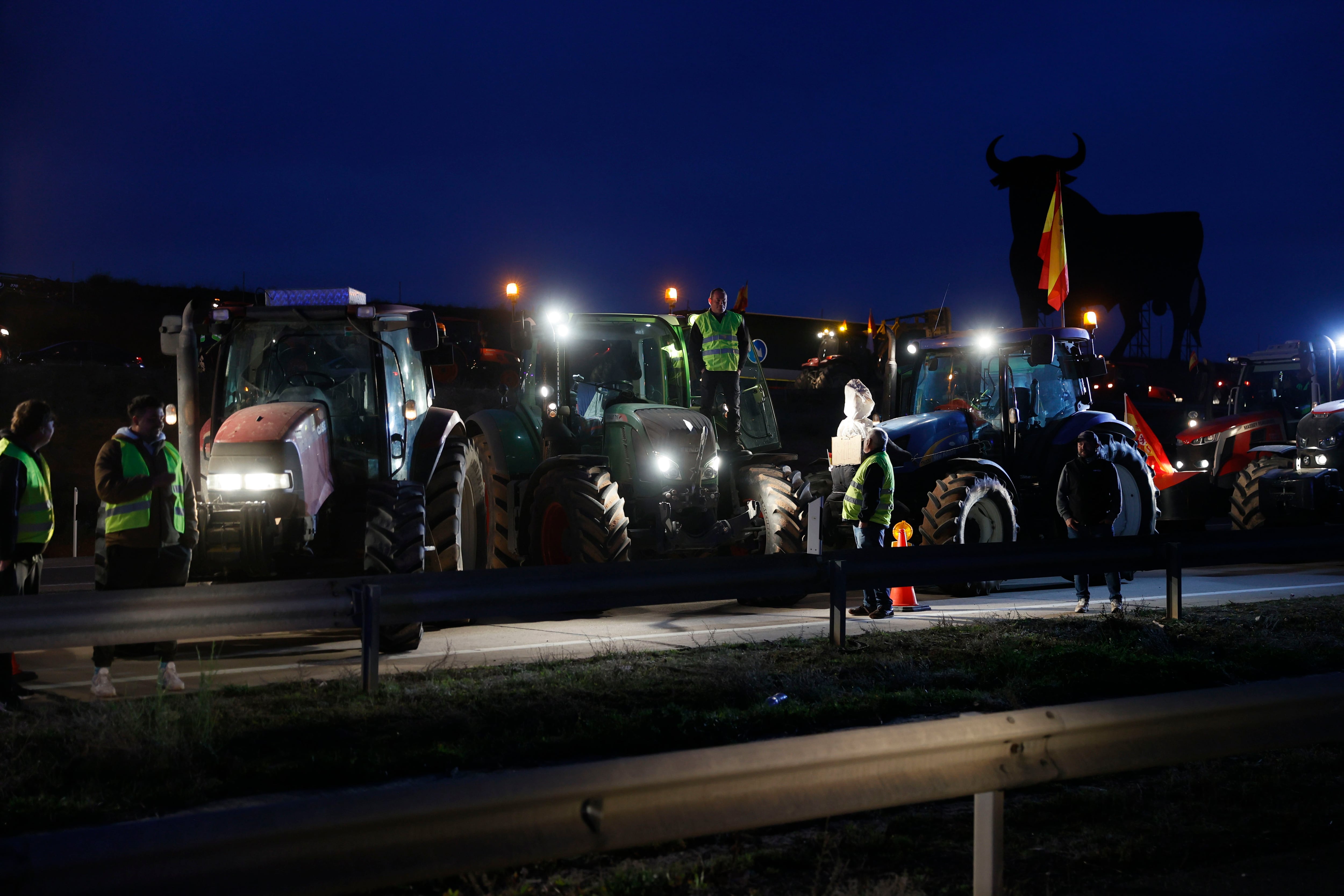 MADRIDEJOS (TOLEDO), 06/02/2024.- Vista de la concentración de tractores en la A4 a la altura de Madridejos (Toledo) este martes cuando los agricultores españoles generalizan esta semana sus protestas y se echarán a la calle en varias provincias del país para pedir cambios en las exigencias normativas ambientales, más flexibilidad de la Política Agraria Común (PAC) y ayudas por la sequía, entre otras demandas. EFE/ Ismael Herrero
