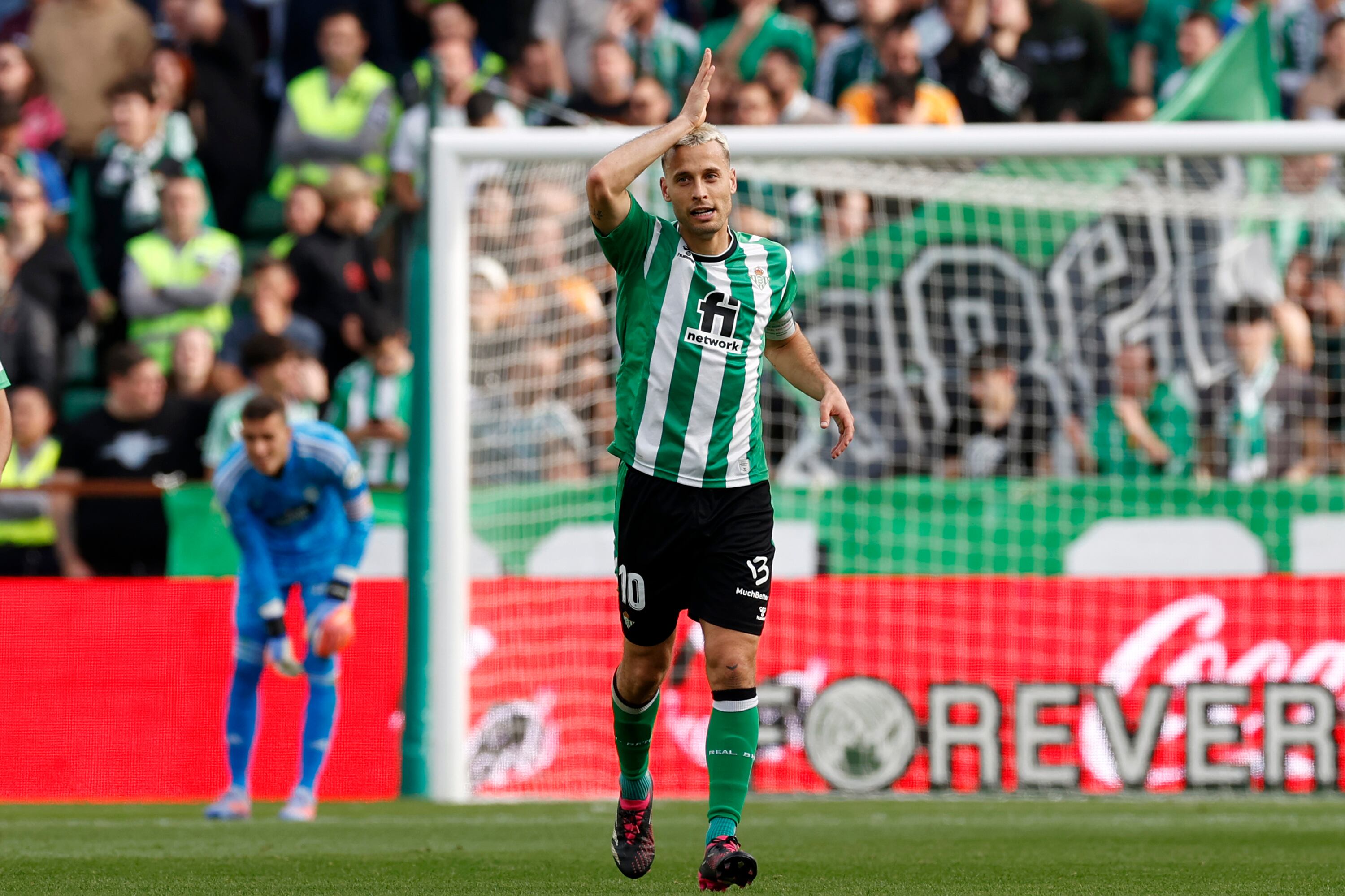 SEVILLA, 18/02/2023.- El centrocampista del Betis, Sergio Canales, celebra su gol ante el Valladolid durante el partido de la Jornada 22 de LaLiga que estos dos equipos juegan este sábado en el estadio Benito Villamarín de Sevilla. EFE/Julio Muñoz
