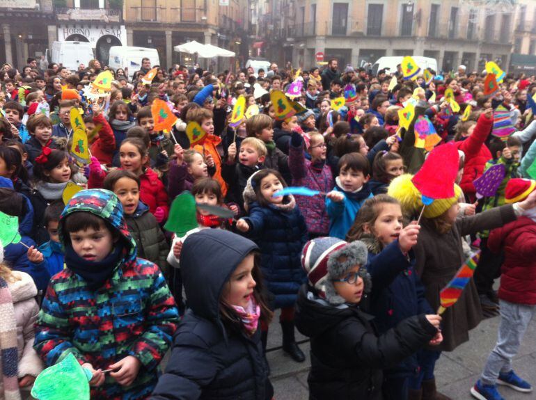 Alumnos del colegio Claret de Segovia, durante la interpretación del villancico con el que han felicitado a la ciudad.