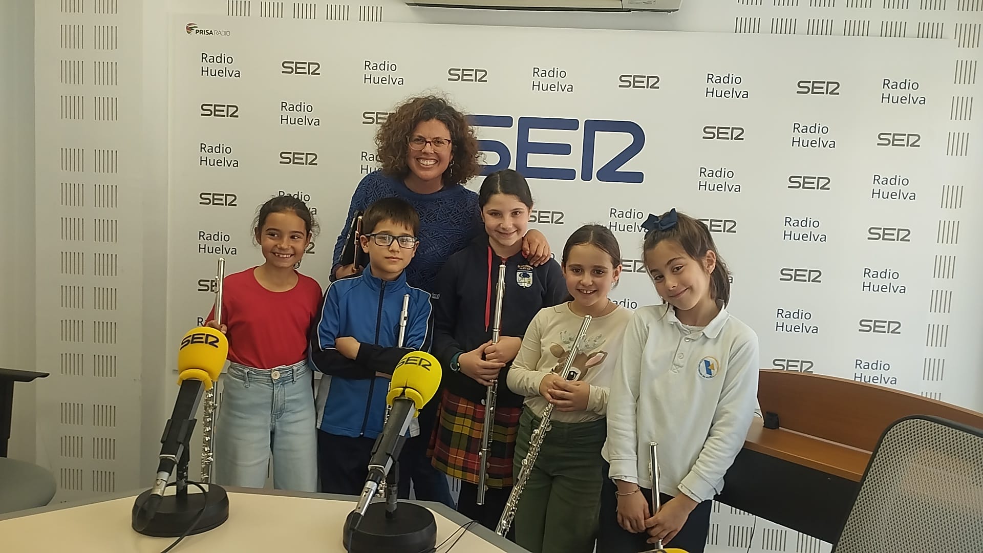 Flautistas del Conservatorio de Huelva junto a su profesora de flauta María Barrio