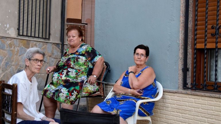 Foto de archivo (2014): Señoras tomando la fresca en Villena (Alicante)