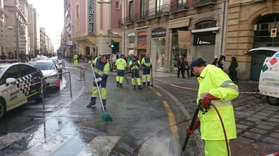 Limpieza de la cera en la calzada tras la Semana Santa de Granada