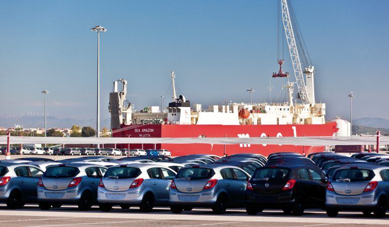 Cotxes aparcats a una terminal del Port de Tarragona. 